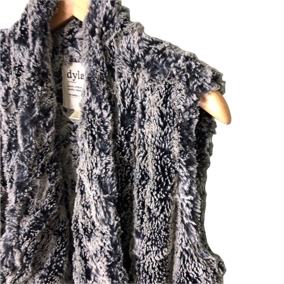 Dylan Draped Open Front Faux Fur Vest Blue Size Small Outerwear Fuzzy - Picture 3 of 9